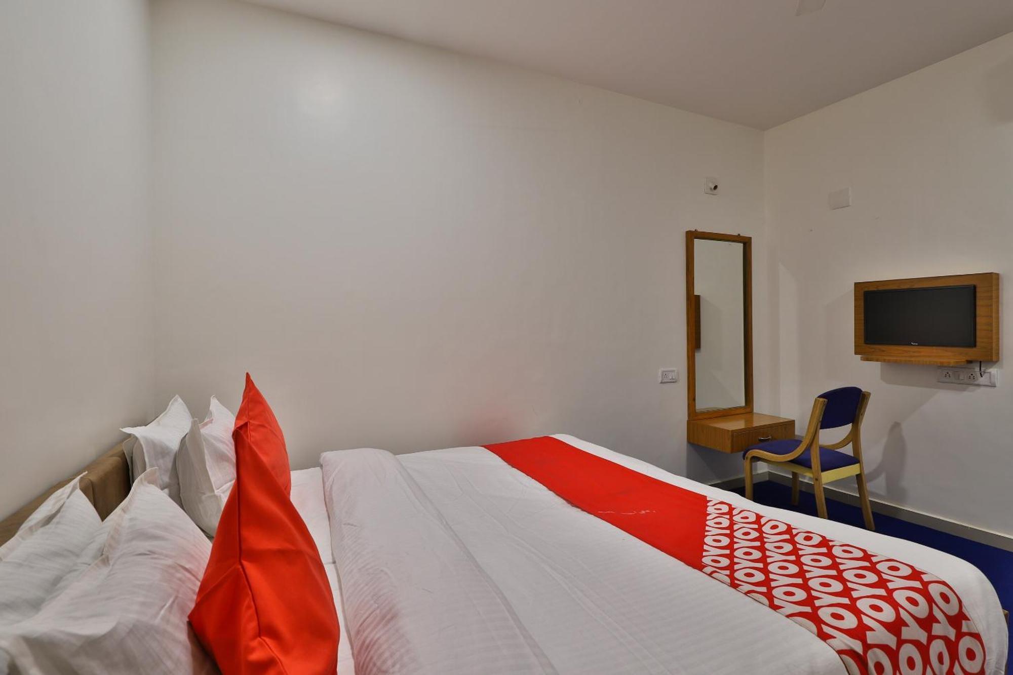 Oyo Milan Party Hall Вадодара Экстерьер фото
