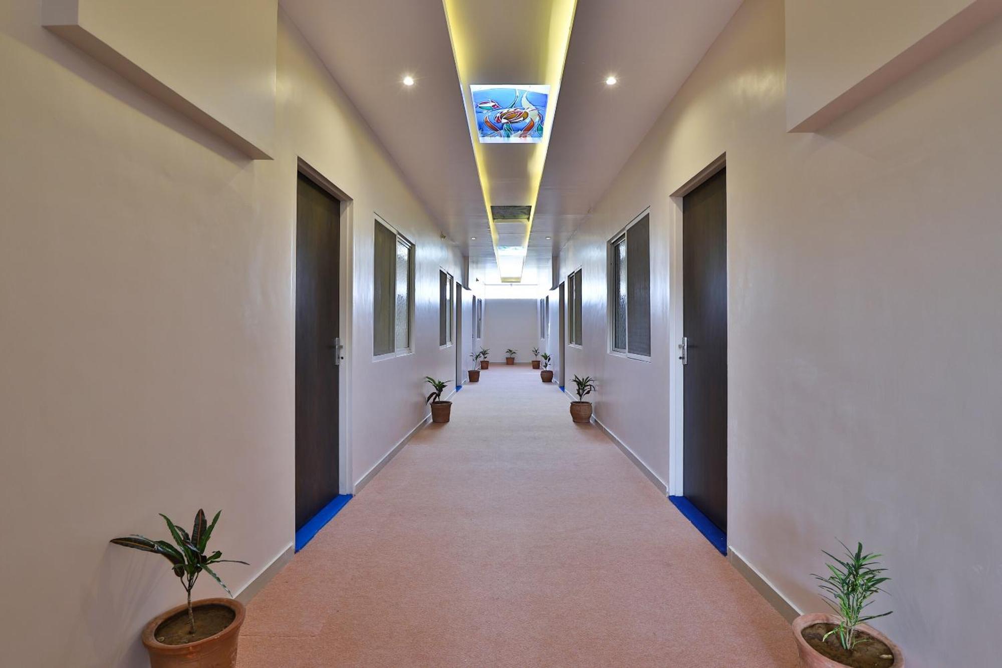 Oyo Milan Party Hall Вадодара Экстерьер фото