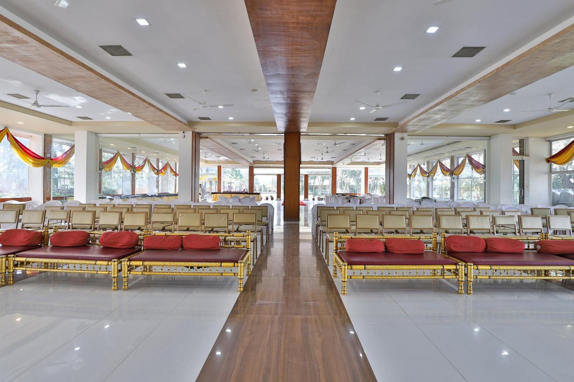 Oyo Milan Party Hall Вадодара Экстерьер фото