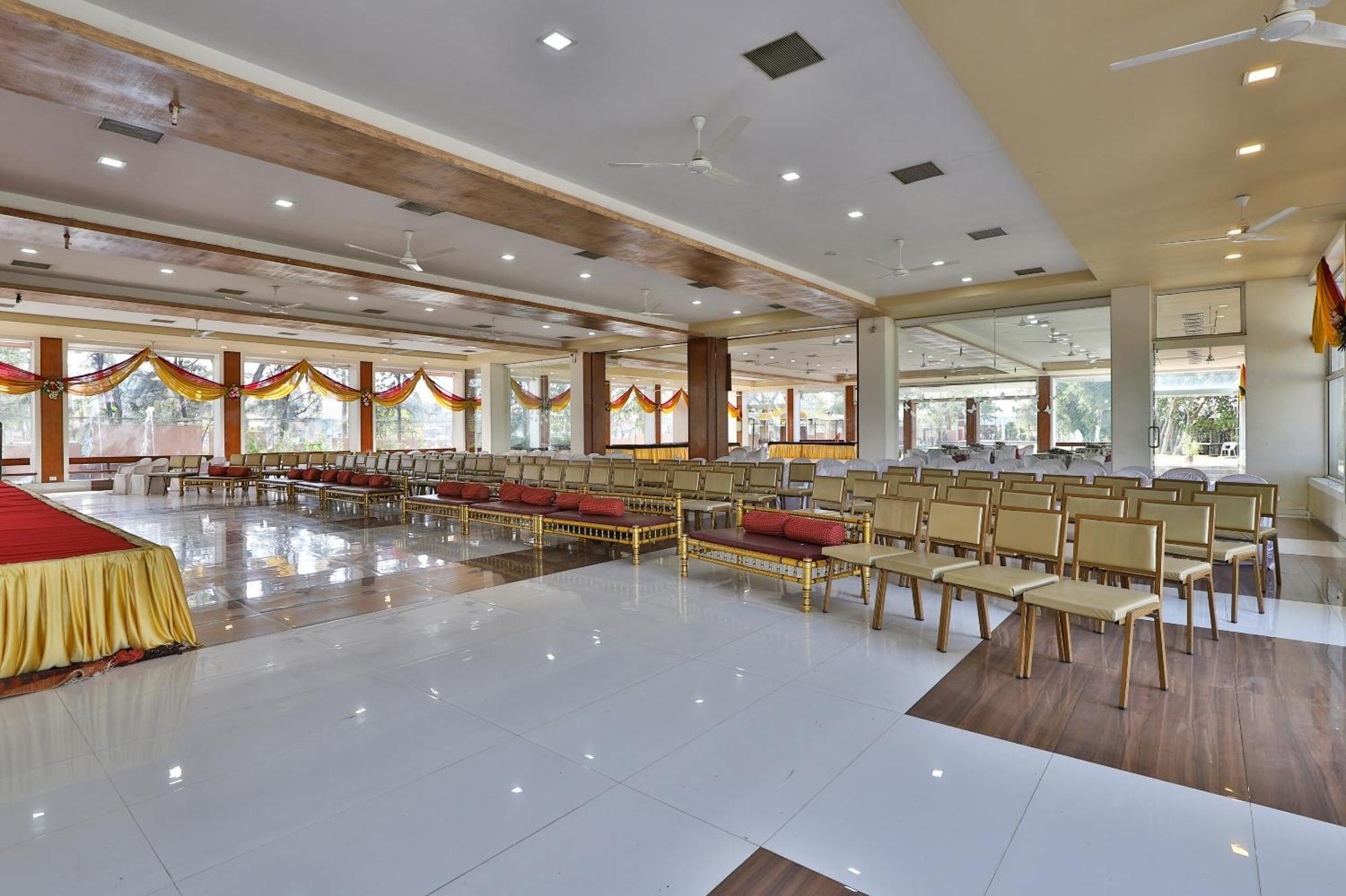 Oyo Milan Party Hall Вадодара Экстерьер фото