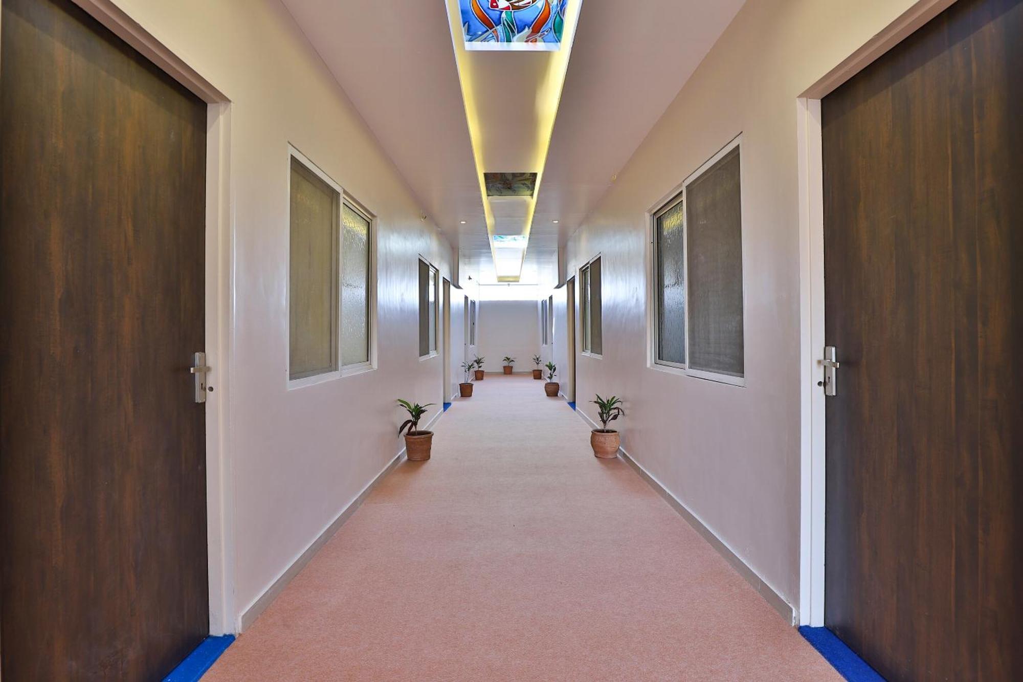 Oyo Milan Party Hall Вадодара Экстерьер фото