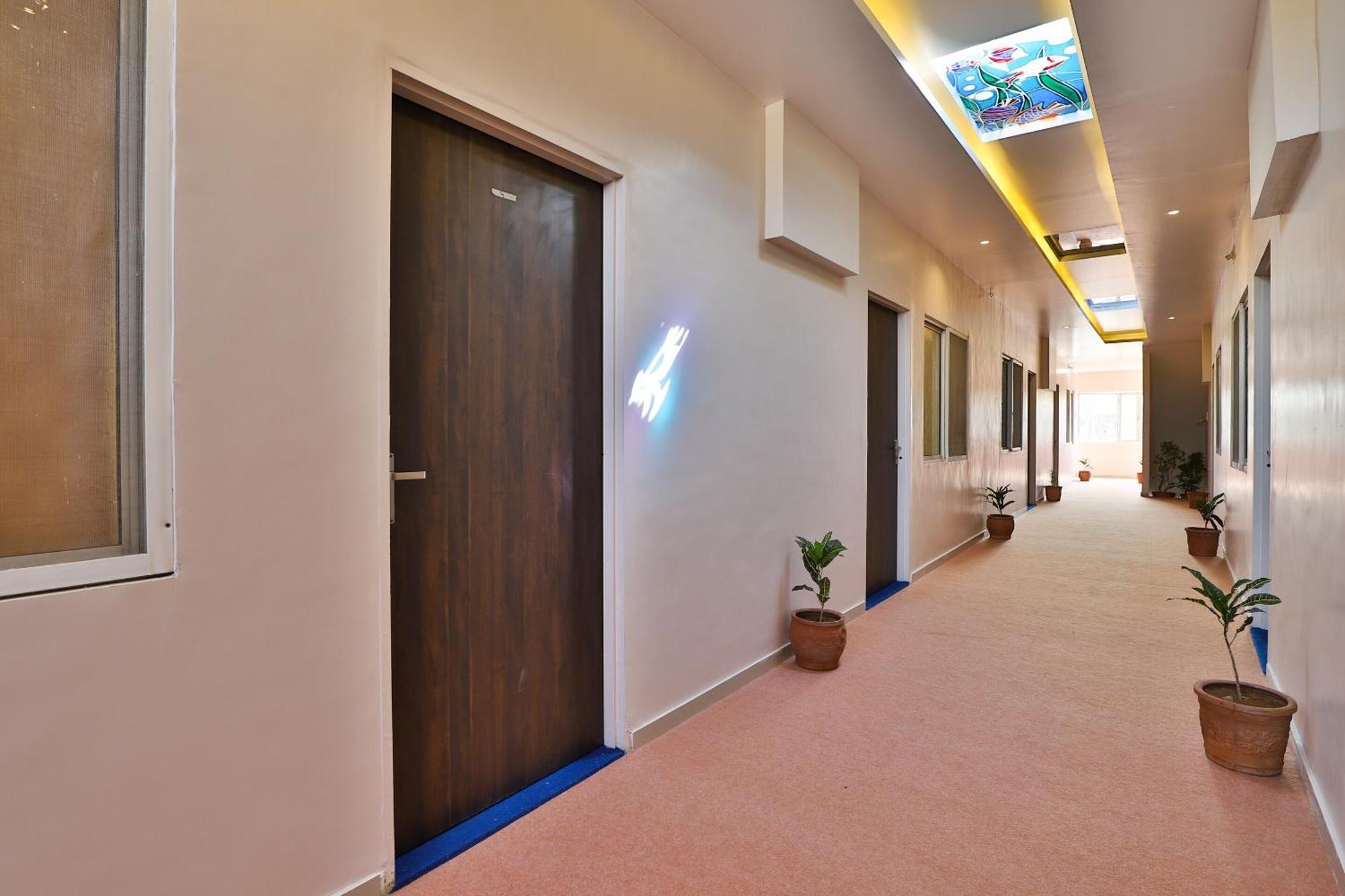Oyo Milan Party Hall Вадодара Экстерьер фото